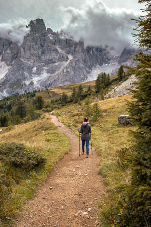 girl hiker at the mountains Dolomites, Italy

の写真素材