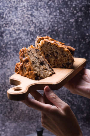 girl hands  holding pear pie on the cutting board 
の写真素材