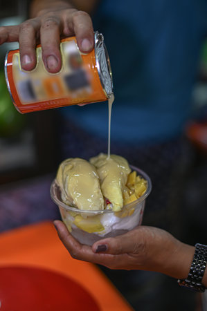 Durian ice is being served with milk and is ready to be eaten, es durenの写真素材