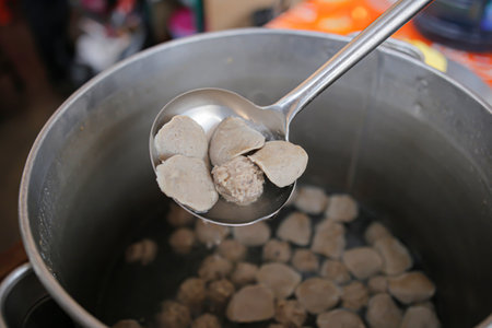 Serve flat meatballs and tendons on a ladle in a pan