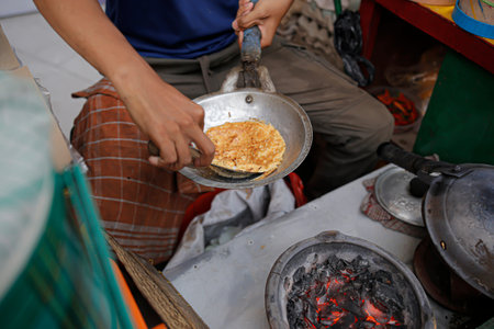 The process of lifting the crust of a typical Betawi egg that is already cooked, kerak telur