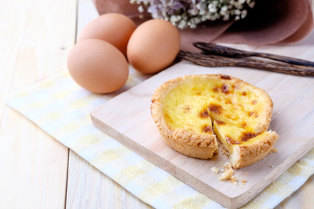 Egg tart on wooden backgroundの写真素材
