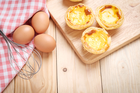 Egg tart on wooden plateの写真素材