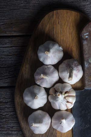 garlic on wooden chopping boardの写真素材