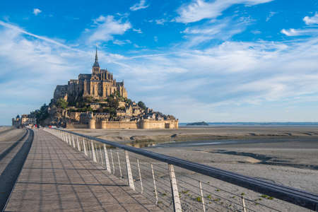 Only access road to Mont Saint Michael. Access is restricted, it can only be accessed by bus, horse carriage and vehicles with special permission for supply and cleaning. Access is also allowed on foot or by bicycle.のeditorial素材