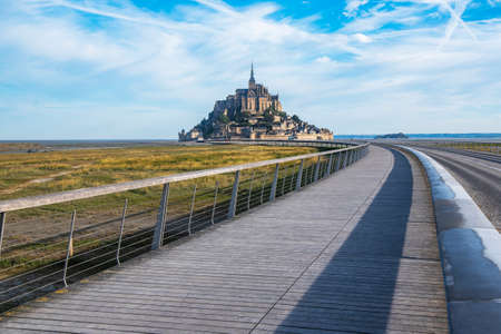 Only access road to Mont Saint Michael. Access is restricted, it can only be accessed by bus, horse carriage and vehicles with special permission for supply and cleaning. Access is also allowed on foot or by bicycle.のeditorial素材