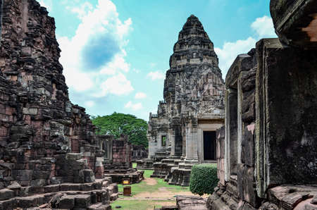 Phimai Historical Park Park is one of the country's history. Located in the Phimai. Nakhon Ratchasima Castle Rock during the Khmer empire includes large and gorgeous. Built in the reign of King Suryavarman first Buddhist temple of the 16th century to servの写真素材