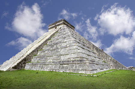 Ancient Mayan pyramid, Kukulcan Temple at Chichen Itza, Yucatan, Mexico の写真素材
