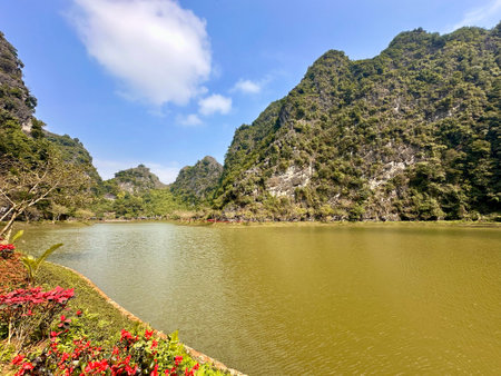 Landscape of Tuyet Tinh Coc lake in Ninh Binh, Vietnamの写真素材