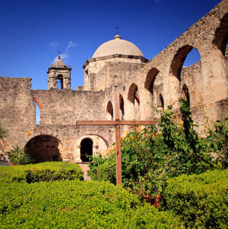 View of the garden and cross in front of the San Juan Mission  near San Antonio in Texasの写真素材