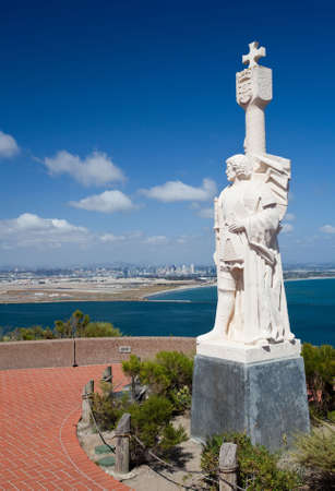Skyline of San Diego in background behind statue of Cabrillo on Point Lomaの写真素材