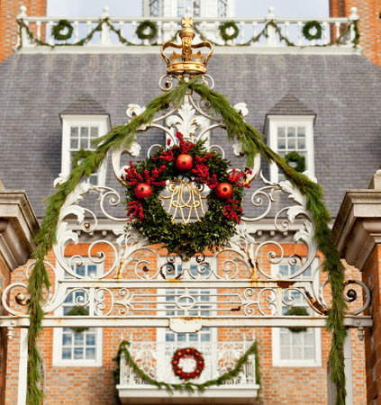 WILLIAMSBURG, VIRGINIA - DECEMBER 30: Entrance to Governors Palace decorated for xmas on December 30, 2011. Colonial Williamsburg's 301 acres includes many restored buildings and housesのeditorial素材