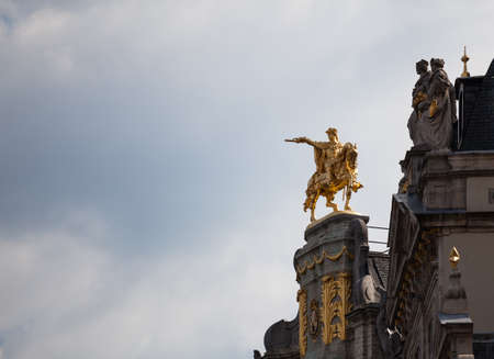 Detail of roof and gold statues on roof of Maison de Arbre in Grand Place Brusselsの写真素材
