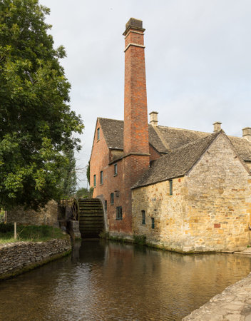 Lower Slaughter with river in Cotswold or Cotswolds district of southern England in the autumn.のeditorial素材