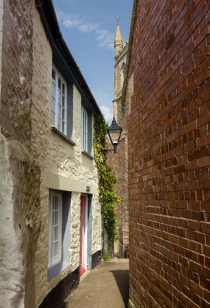 Traditional narrow path or alley leading past old houses to the parish church in Fowey, Cornwall, England, UKのeditorial素材
