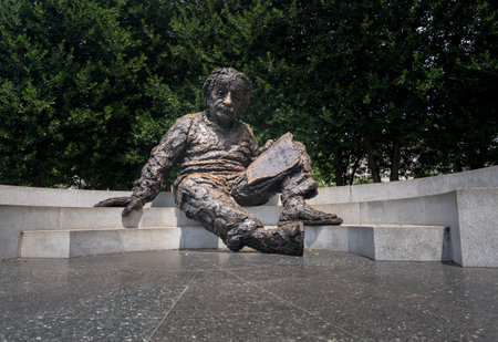 WASHINGTON, DC â JULY 8: Statue of Albert Einstein on 8 July 2017 in Washington DC. The statue by Robert Berks was unveiled in April 1979のeditorial素材