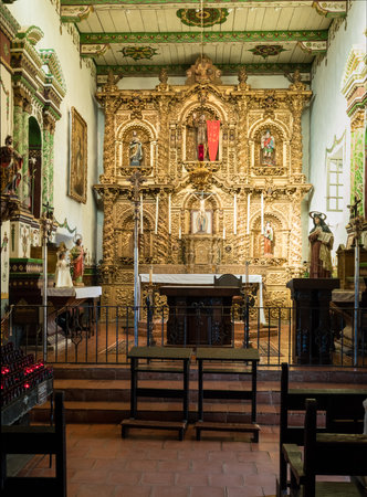 SAN JUAN CAPISTRANO, CALIFORNIA - 1 NOVEMBER 2017: Altar and church interior at San Juan Capistrano in Californiaのeditorial素材
