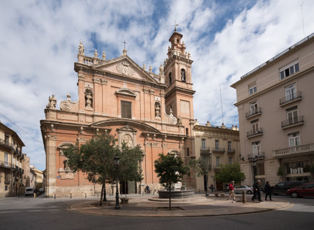 VALENCIA, SPAIN - MARCH 16, 2018: Tower and Church of Santo Tomas in old city of Valencia in Spainのeditorial素材