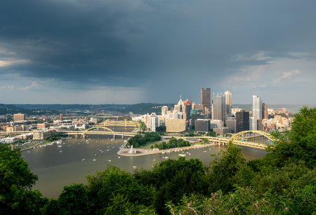 PITTSBURGH, PA - 4 JULY 2018: Overview of the city of Pittsburgh from Mount Washingtonのeditorial素材