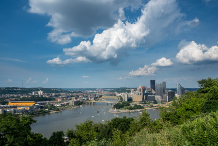 PITTSBURGH, PA - 4 JULY 2018: Overview of the city of Pittsburgh from Mount Washingtonのeditorial素材