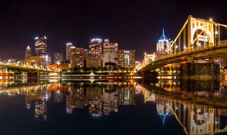 PITTSBURGH, PA - 3 jULY 2018: Downtown Pittsburgh from river trail on North Side at nightのeditorial素材