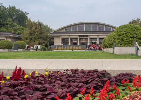 XIAN, CHINA - 17 OCTOBER 2018: Building housing the pottery terracotta army warriors and soldiers outside Xianのeditorial素材