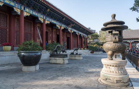 BEIJING, CHINA - 19 OCTOBER 2018: Crowds look at Summer Palace outside Beijingのeditorial素材