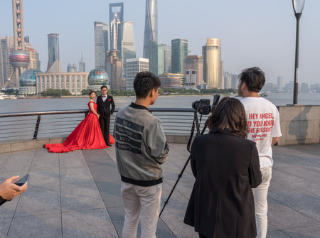 SHANGHAI, CHINA - 26 OCTOBER 2018: Couple having wedding photos taken in advance of ceremony on the Bundのeditorial素材