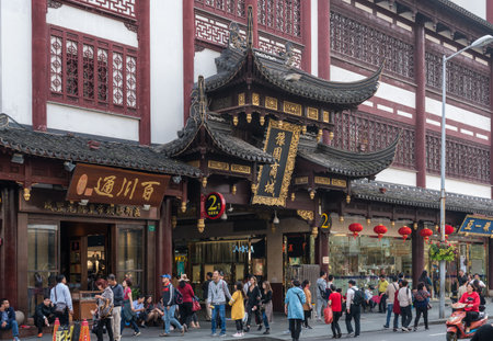 SHANGHAI - CHINA - 26 OCTOBER 2018: Entrance to mall of shops on Fuyou Rd in old townのeditorial素材