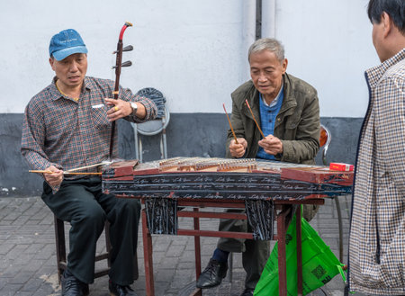 SHANGHAI - CHINA - 26 OCTOBER 2018: Chinese street performers play stringed instruments in old townのeditorial素材