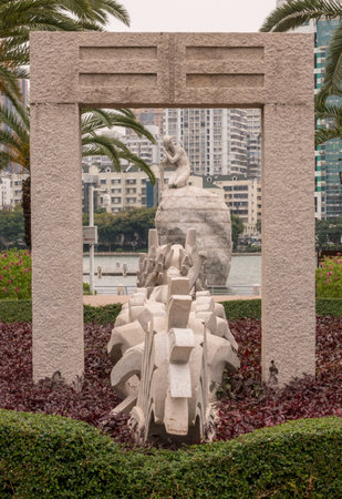 XIAMEN, CHINA - OCTOBER 31, 2018: Stone dragon headed war canoe statue in Bailuzhou Parkのeditorial素材