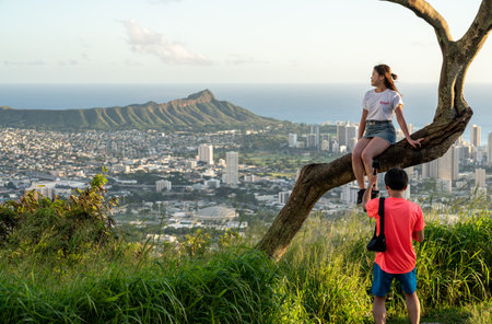 Honolulu, HI - 25 january 2020: Tourists pose for photos at Tantalus Overlook with Waikiki and Diamond Head in backgroundのeditorial素材