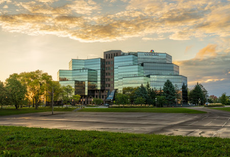 St Paul, MN - 14 October 2023: Sunrise behind Comcast offices on River Park Plaza in Minnesotaのeditorial素材