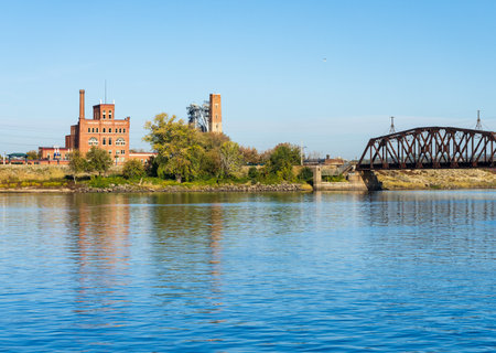 Dubuque, IA - 17 October 2023: Railroad bridge and Dubuque Star Brewery on Mississippi in Iowaのeditorial素材