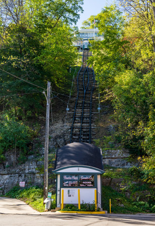 Dubuque, Iowa: - 17 October 2023: Fenelon Place Elevator company operating steep funicular elevator from Fourth Street.のeditorial素材