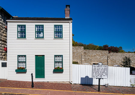 Hannibal, MO - 20 October 2023: Exterior of Tom Sawyers house and fence at visitor center for Mark Twain in Missouriのeditorial素材