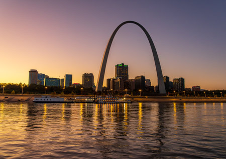 St Louis, MO - October 21, 2023: Low water levels in Mississippi river with reflections of the Gateway arch towering over the riverbank at duskのeditorial素材