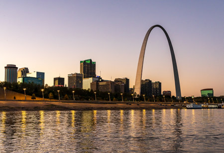 St Louis, MO - October 21, 2023: Low water levels in Mississippi river with reflections of the Gateway arch towering over the riverbank at duskのeditorial素材