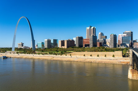 St Louis, MO - October 21, 2023: Low water levels in Mississippi river give unusual view of Gateway arch towering over riverbank seen from Eads Bridgeのeditorial素材