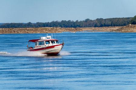 Cairo, IL - 22 October 2023: Small speeding boat coming down the Mississippi river near Cairo in Illinoisのeditorial素材
