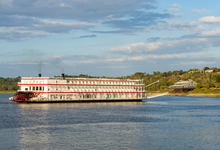 Natchez, MS - 26 October 2023: Paddle steamer river cruise boat American Countess arrives in low water to Natchez Mississippiのeditorial素材