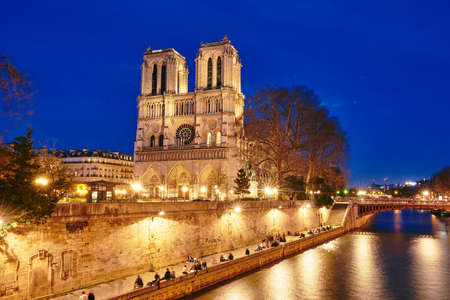 View of the Seine and Notre-Dame de Paris at nightの写真素材