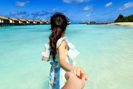 woman holding hand at the beachのeditorial素材