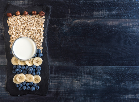 The combination of a healthy breakfast with grains,blueberries,banans and hazelnuts.Blank space on the right side 
の写真素材