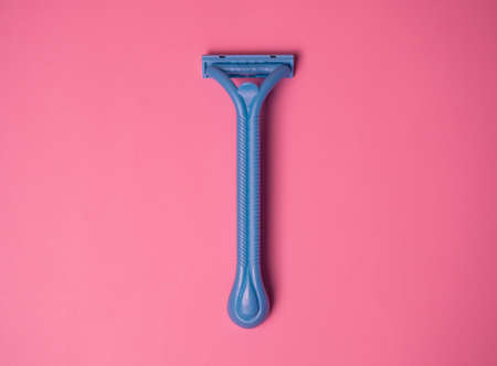 women's blue shaving machine on a pink backgroundの写真素材