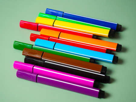 A set of multicolor felt-tip pens, multi-colored felt-tip pens on a green background with space for textの写真素材