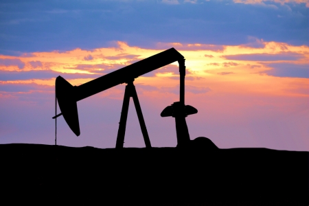 Oil rig sitting in the middle of the prairie.の写真素材