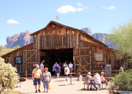 APACHE JUNCTION, ARIZONA/USA - MARCH 13: Unnamed visitors browse vendors at the Superstition Mountain Museum's Mexican Artistry Festival on March 13 in Apache Junction, Arizona.のeditorial素材