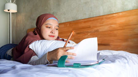 Asian girl notes on the bedの写真素材