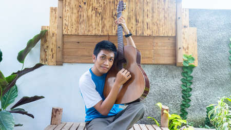 a man playing guitar in parkの写真素材